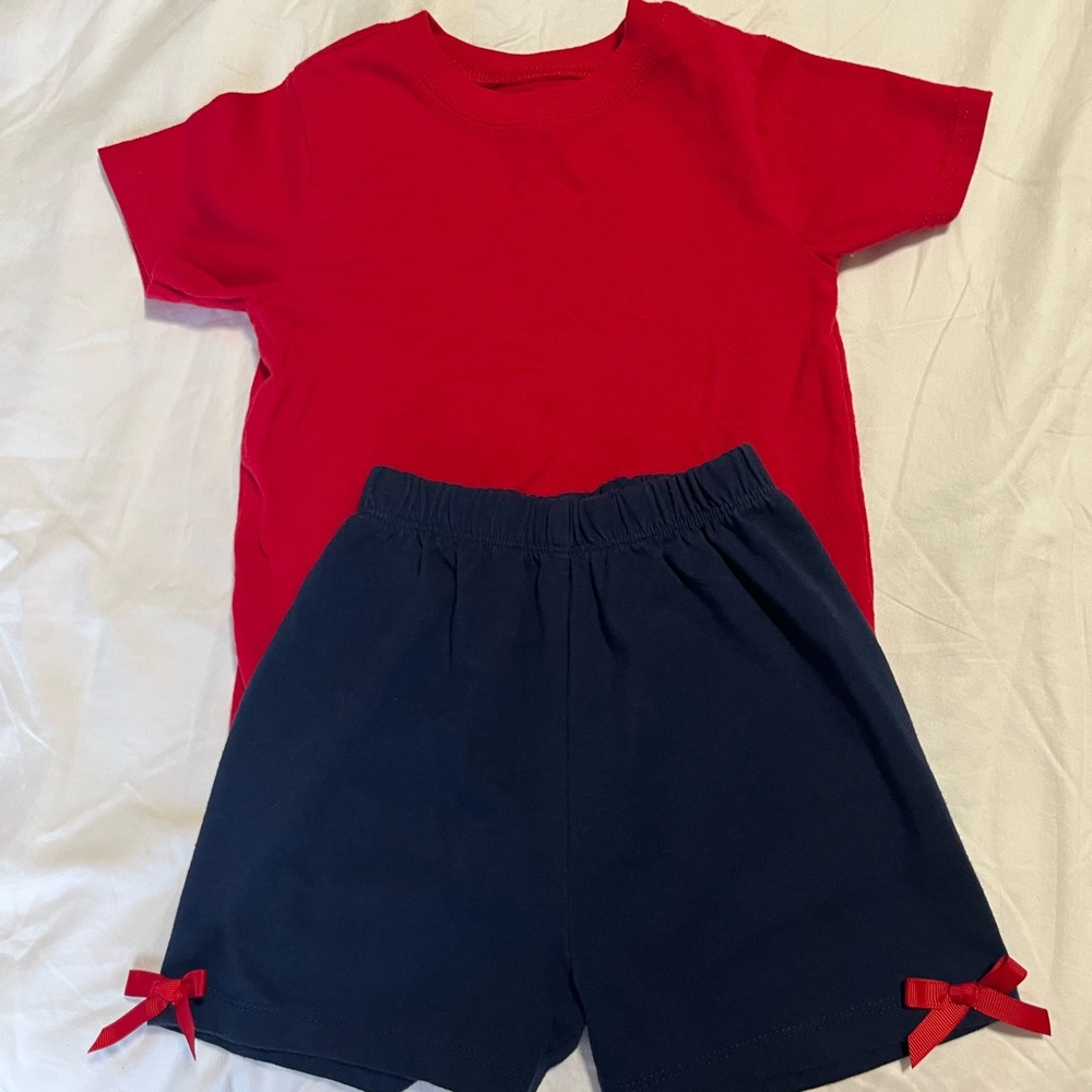Red t-shirt & navy shorts w/matching red bows ❤️